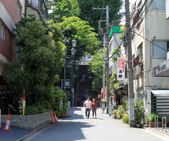 男坂下から湯島天神を望む