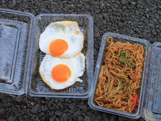 卯の焼きそばと目玉焼き