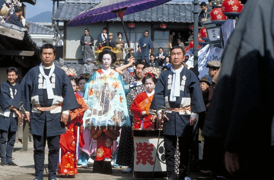 映画「吉原炎上」・花魁道中