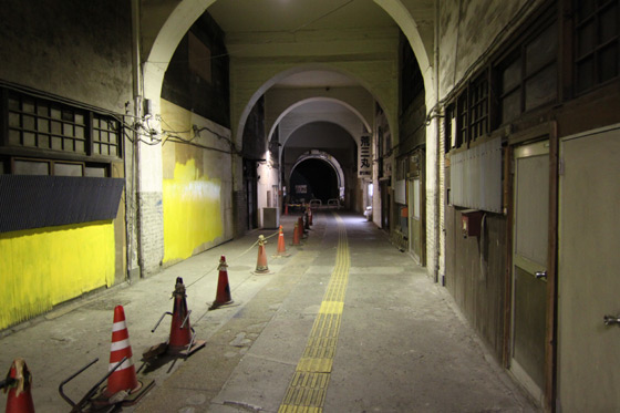 国道駅・高架下その一