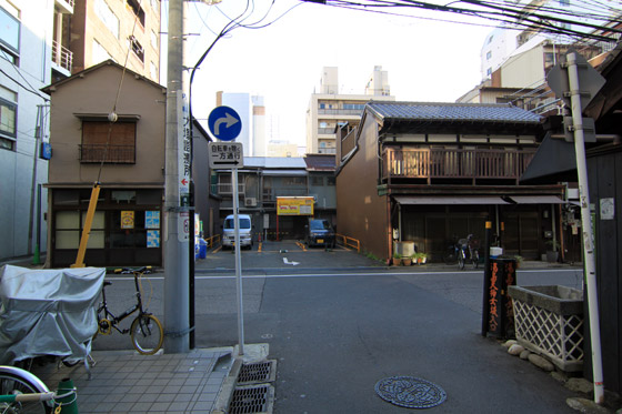 湯島天神下・讃岐屋氷室横駐車場