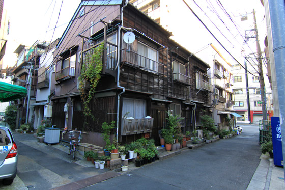 湯島天神下・木造家屋その一