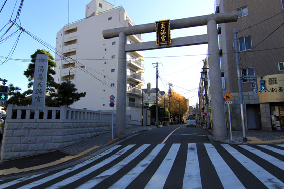 湯島天神入口交差点横の鳥居