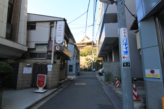 湯島天神下・女坂へ向かう路