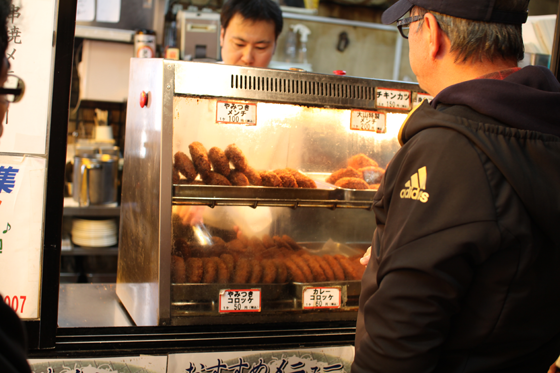 上野アメ横「肉の大山」 揚げ物販売