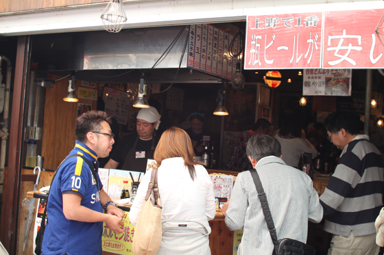 上野アメ横「立飲み　カドクラ」　鉄板前