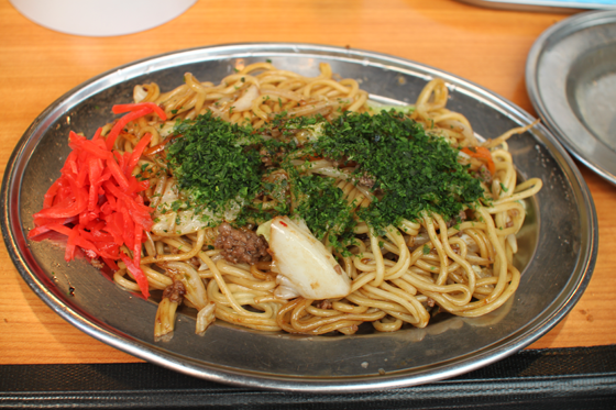 上野アメ横「立飲み　カドクラ」　焼きそば