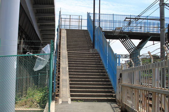 芋坂跨道橋の片側