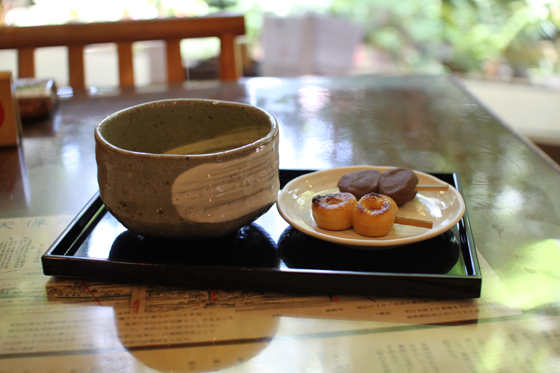 羽二重団子の抹茶セット・そのニ