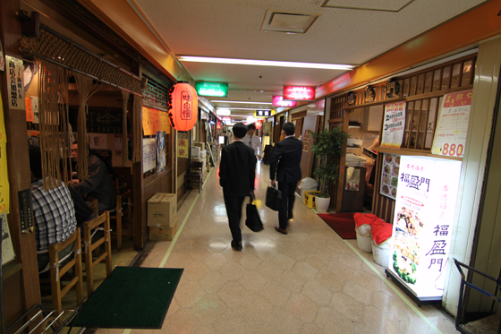 ニュー新橋ビル　リーマンの背中