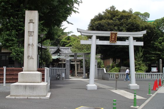 見番通りからの三囲神社