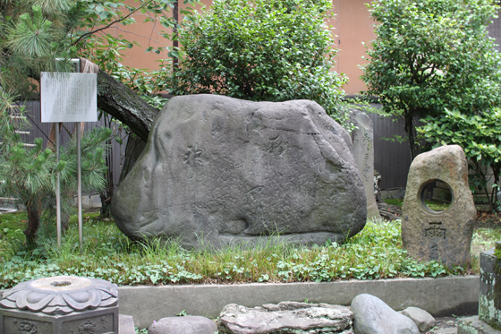 三囲神社、其角の句碑