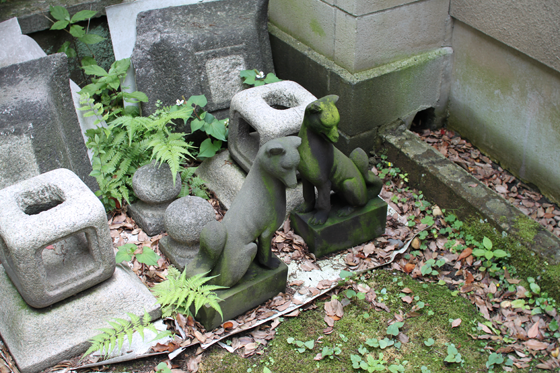 三囲神社、稲荷像