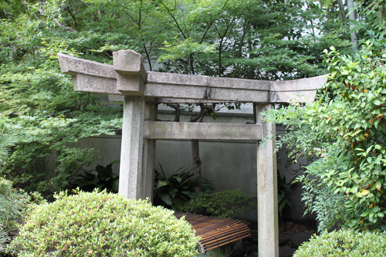 三囲神社、三角石鳥居