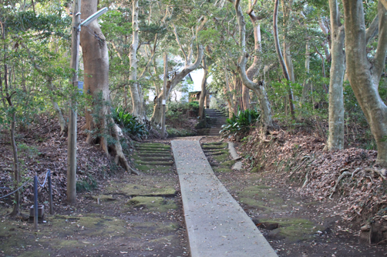 船越鉈切神社の参道