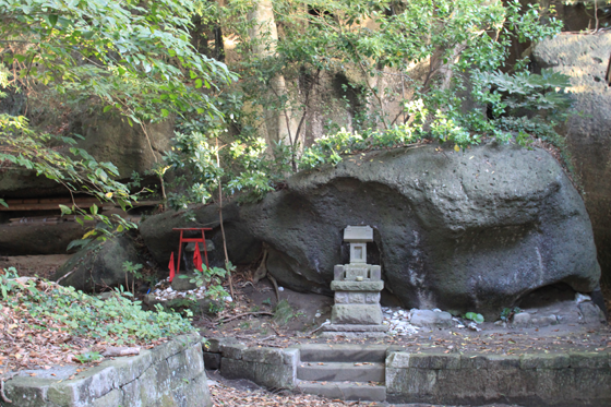 海南刀切神社の磐座