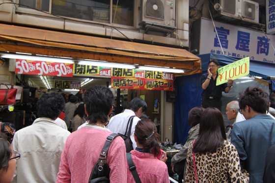 アメ横・いつも閉店セールの店