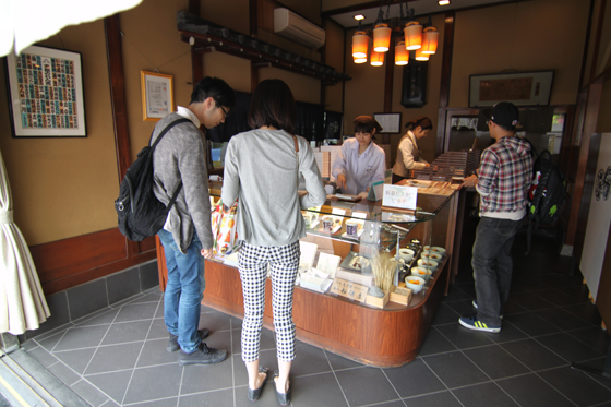 船橋屋・店内